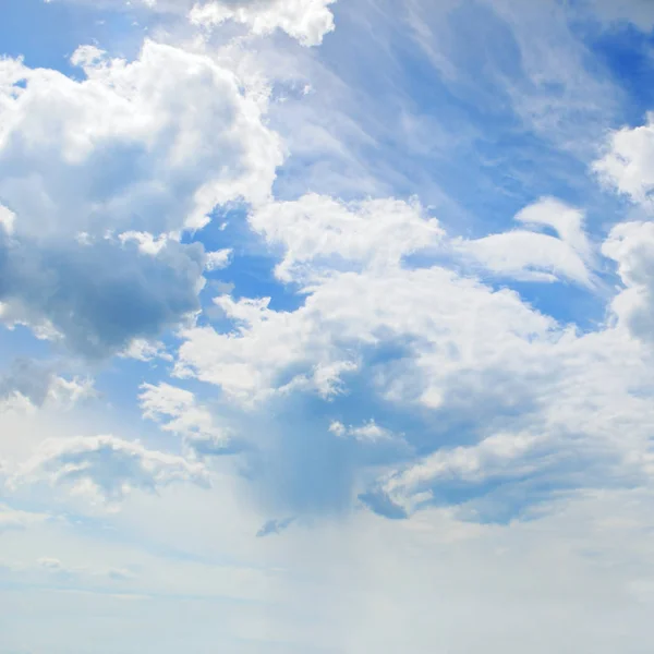 Голубое Небо Белые Кучевые Облака — стоковое фото