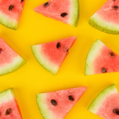 Sulu karpuz parlak sarı bir arka plan üzerinde dilimlenmiş. Düz yatıyordu, en iyi görünümü.