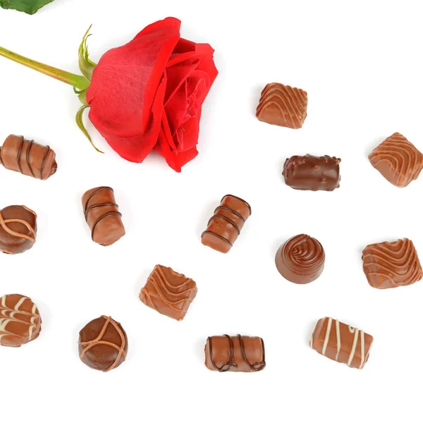 Çikolata Şekerleme Beyaz Arka Plan Üzerinde Izole Kırmızı Gül Ürün — Stok fotoğraf