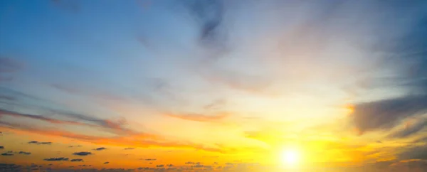 Bewolkte Hemel Felle Zon Stijgen Boven Horizon Brede Foto — Stockfoto