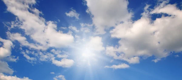 Molnen Den Blå Himlen Ljusa Middagssolen Belyser Utrymmet Brett Foto — Stockfoto