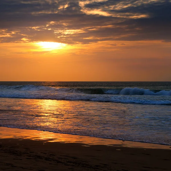 Stranden Oceanen Och Gyllene Solen Stiga Ljusa Vackra Bakgrund — Stockfoto
