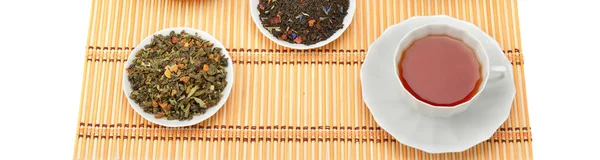 白い背景に隔離された紅茶とお茶の葉のカップ フラットレイ トップビュー ワイド写真 — ストック写真