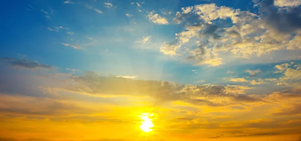 美しい日の出と曇り空 ワイド写真 — ストック写真