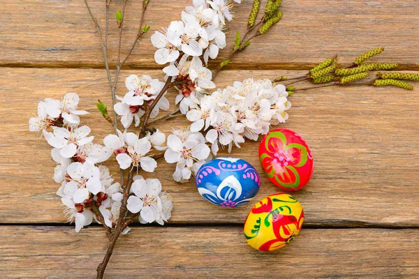 Velikonoční Vajíčka Větvička Rozkvetlé Meruňky Dřevěné Pozadí — Stock fotografie