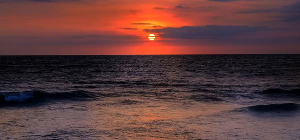 Plaża Ocean Czerwony Zachód Słońca Piękne Jasne Tło Szeroki Zdjęcie — Zdjęcie stockowe