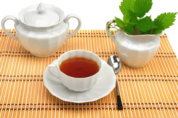 お茶は 白い背景で隔離の白い磁器食器 — ストック写真