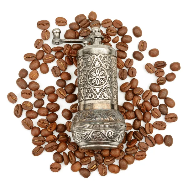 手動コーヒー グラインダー 白い背景で隔離のコーヒー豆の焙煎 トップ ビュー — ストック写真