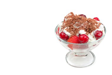 Olgun Kiraz ve beyaz arka plan üzerinde izole meyve yoğurt. Metin için özgür yer. Probiyotik ürünler.