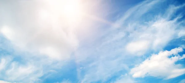 Sole Luminoso Sul Cielo Blu Con Nuvole Bianche Ampia Foto — Foto Stock