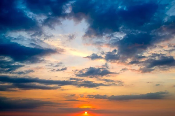 Piękne Słońce wschodzi i pochmurne niebo. — Zdjęcie stockowe