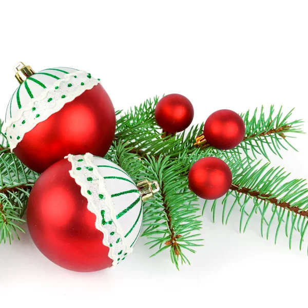 スプルースの小枝と白い背景がある上に孤立の赤いクリスマス ボール — ストック写真