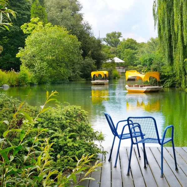 Wooden pier is a platform on a lake in the city park. — Stock Photo, Image