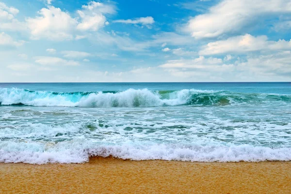 Vakkert hav og blå himmelbakgrunn . – stockfoto