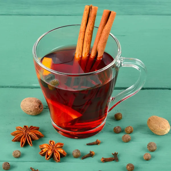 Vin chaud rouge chaud sur fond bois avec épices, tranche orange — Photo