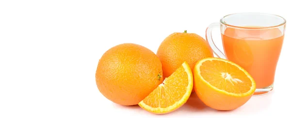 Suco de laranja fresco com frutas isoladas em branco. Fotografia ampla. Pe. — Fotografia de Stock