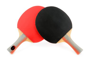 Beyaz arka plan üzerinde izole Masa Tenisi raketi.