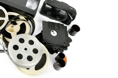Beyaz arka plan üzerinde izole eski fotoğraf ve video ekipmanları. Ücretsiz