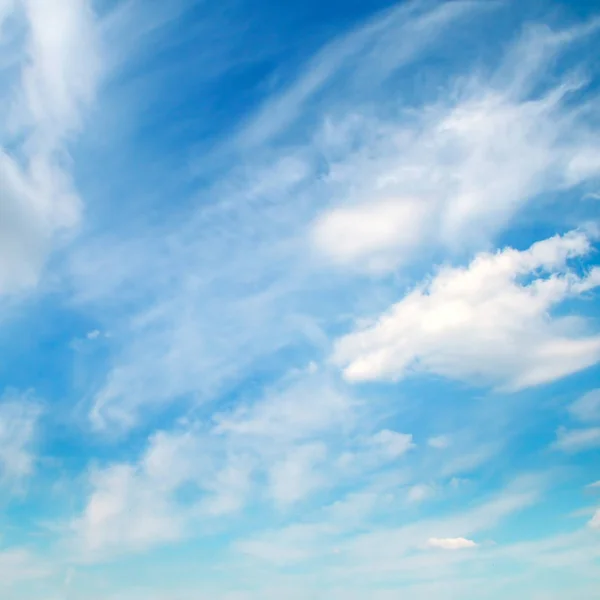 Nubes blancas en el cielo azul. —  Fotos de Stock