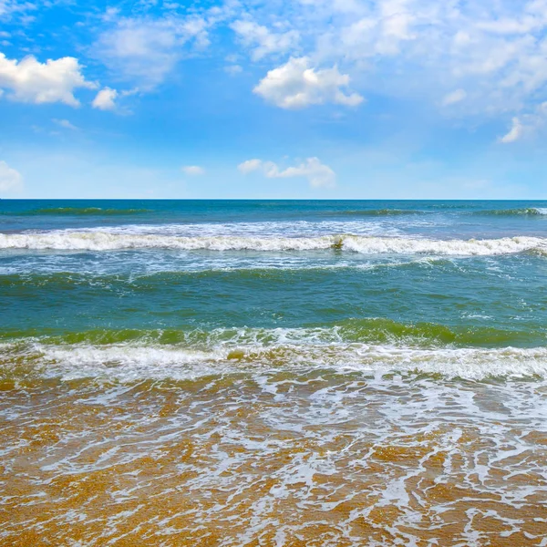 Hermoso mar y cielo azul. Sri Lanka . — Foto de Stock