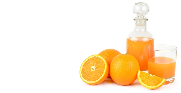 Verse jus d'orange met vruchten, geïsoleerd op een witte achtergrond. FR — Stockfoto