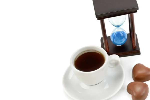 Sanduhr und eine Tasse Kaffee isoliert auf weißem Hintergrund. frei — Stockfoto