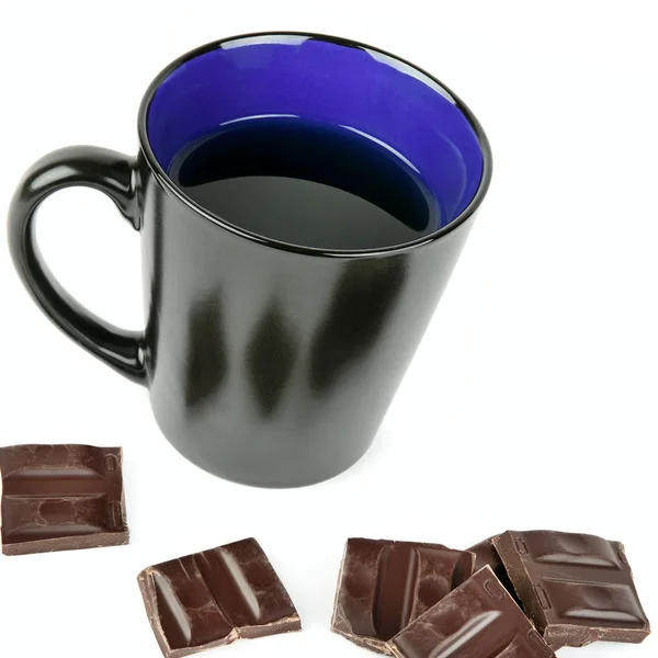 Tazza di caffè e cioccolatini isolati su sfondo bianco . — Foto Stock
