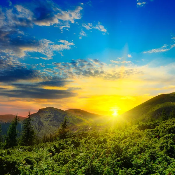 Beau paysage de montagnes et lever du soleil . — Photo