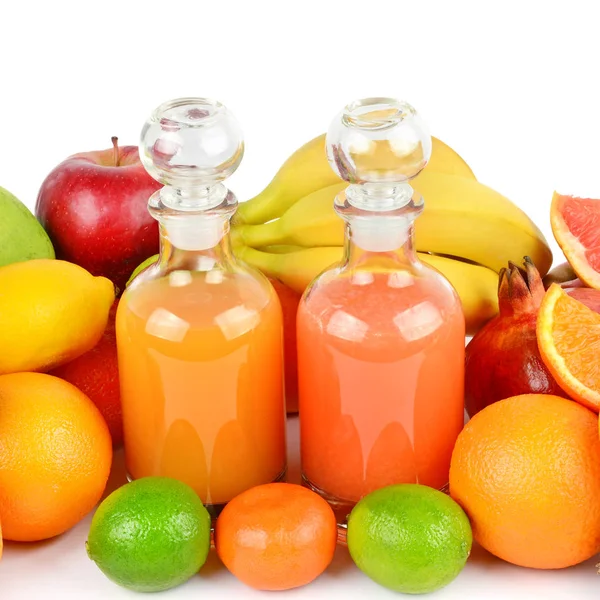 Um conjunto de frutas e sucos isolados em um fundo branco . — Fotografia de Stock