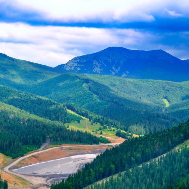 Güzel dağlar manzara ve bulutlu gökyüzü.