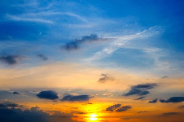 Zachmurzone niebo i jasne Słońce wschodzi nad horyzontem. — Zdjęcie stockowe