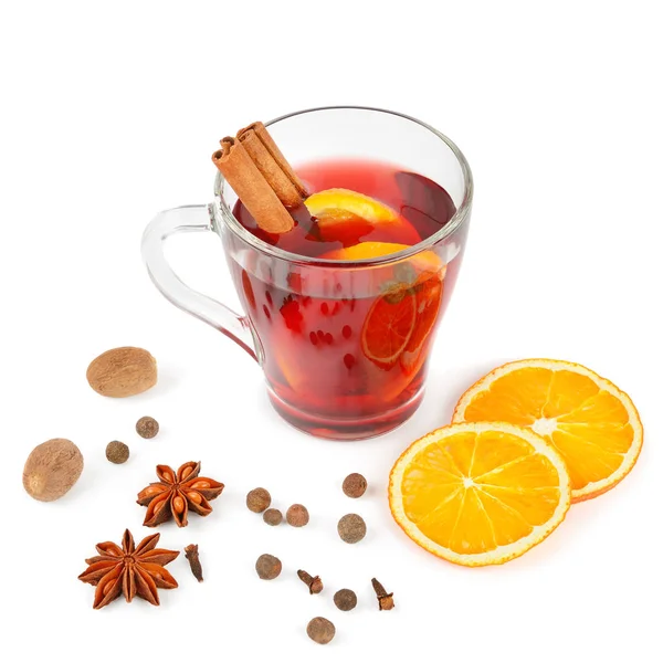 Sıcak baharatlar, beyaz zemin üzerine izole kırmızı mulled şarap veya