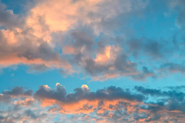 Cloudy sky and bright sun rise over the horizon. — Stock Photo, Image