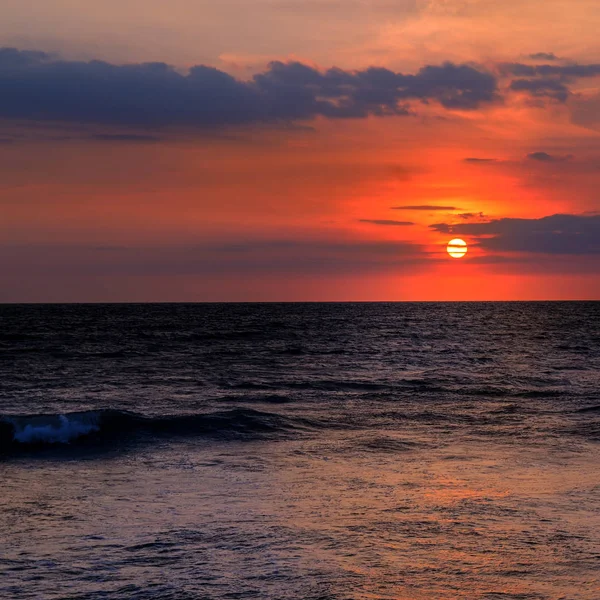 Plaża oceanu i czerwony zachód słońca. — Zdjęcie stockowe
