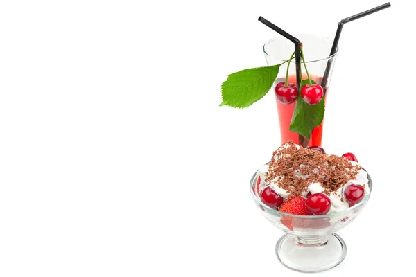 Cerezas maduras, yogur de frutas y jugo aislados en backgro blanco — Foto de Stock