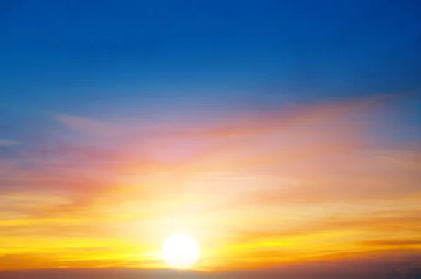 Céu nublado e sol brilhante nascem ao longo do horizonte . — Fotografia de Stock