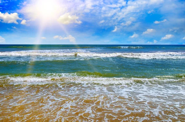 Hermoso mar y sol en el fondo del cielo azul . —  Fotos de Stock