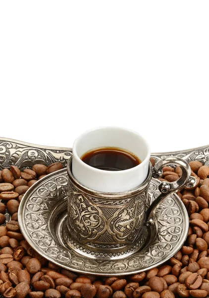 Filiżanka kawy i palonych ziaren kawy na białym tle na biały backgrou — Zdjęcie stockowe