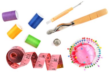 Beyaz arka planda izole dikiş aksesuarları. Dikiş deseni.