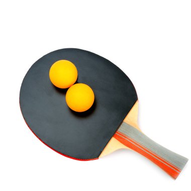 Ping-pong raket ve topları beyaz arka plan üzerinde izole.