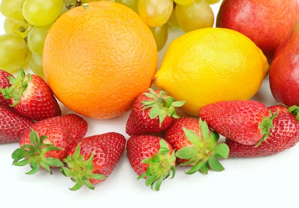 Фрукты и ягоды на белом фоне . — стоковое фото