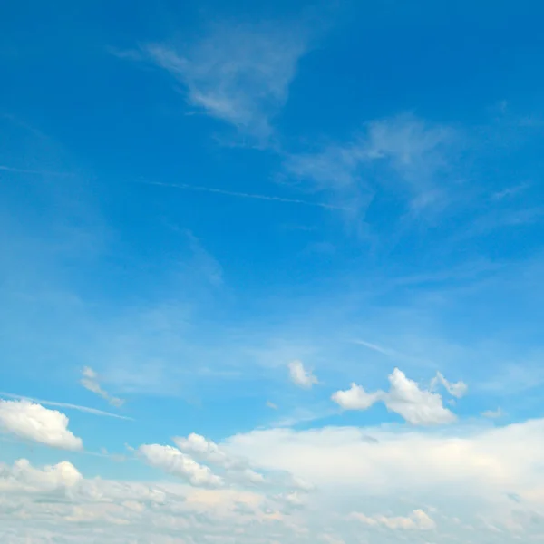 Nuvens brancas no céu azul. — Fotografia de Stock