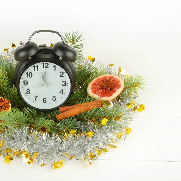 Noel süsleri. Saatler, ladin dalları, baharatlar, dilimler — Stok fotoğraf