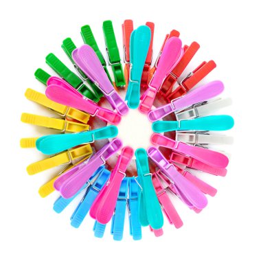 Beyaz arka planda izole edilmiş giysileri güvence altına almak için plastik klips