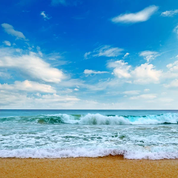 Hermoso mar y cielo azul. Pintoresca y hermosa escena . — Foto de Stock