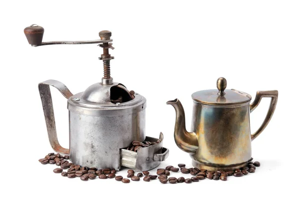 Cafetera, molinillo de café y granos de café aislados en blanco b —  Fotos de Stock