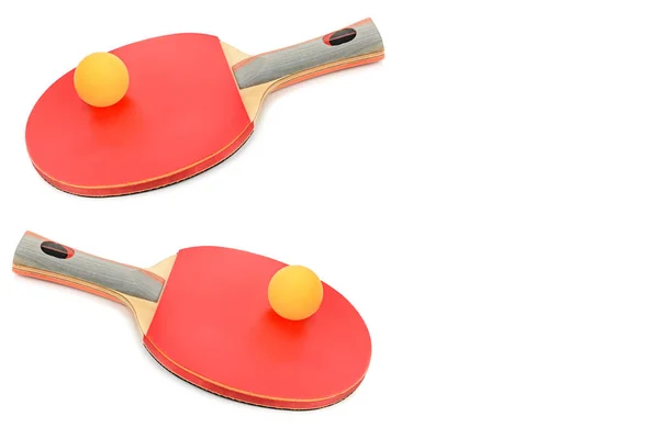 Raquetas de ping-pong y pelota aislada en blanco. Espacio libre para te — Foto de Stock