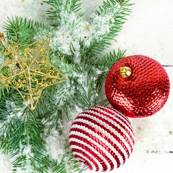 白い木製の表面にクリスマスや新年の飾り. — ストック写真