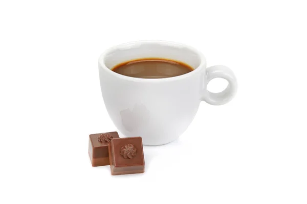 Cup of coffee and chocolate candies isolated on white. — Stock Photo, Image