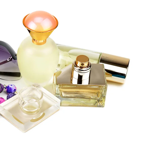 Parfumflesjes geïsoleerd op witte achtergrond. — Stockfoto